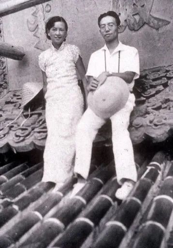 1936年林徽因（左）和梁思成在北京天坛